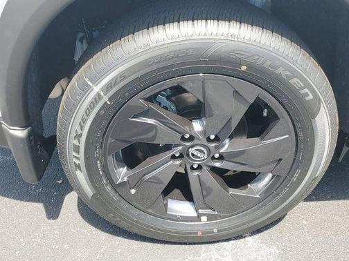 Everest White Pearl Tricoat 2026 Nissan Rogue SV