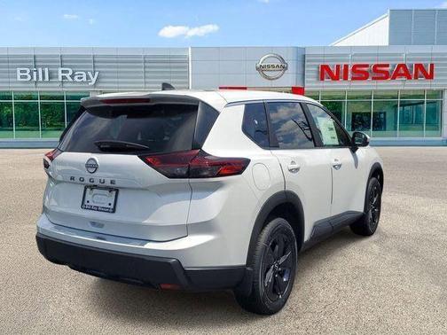 Everest White Pearl Tricoat 2026 Nissan Rogue SV