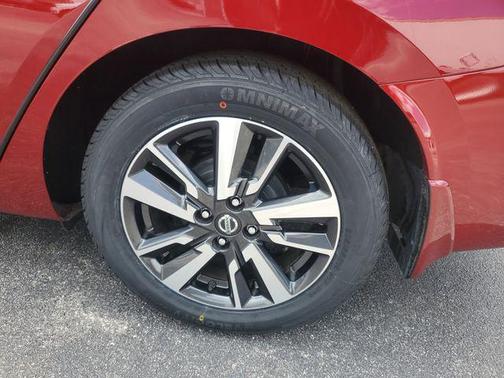 Scarlet Ember Tintcoat 2022 Nissan Versa 1.6 SV