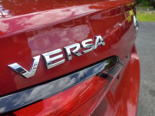 Scarlet Ember Tintcoat 2022 Nissan Versa 1.6 SV