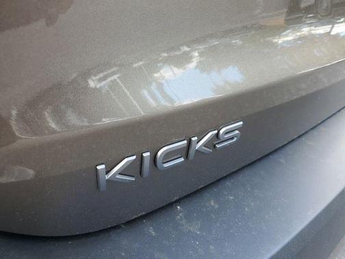 Canyon Bronze Metallic 2026 Nissan Kicks SR