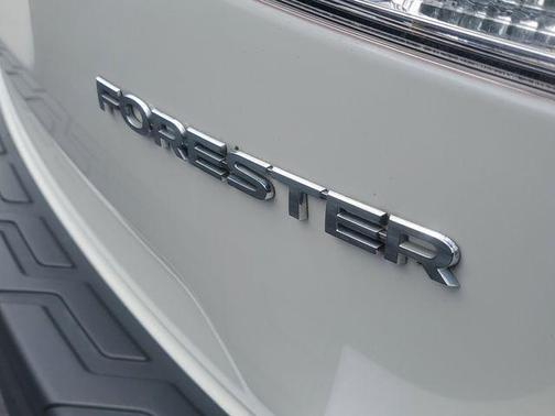 Crystal White Pearl 2021 Subaru Forester Limited