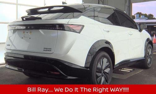 Everest White Pearl Tricoat/Black Diamond Pearl 2024 Nissan ARIYA ENGAGE