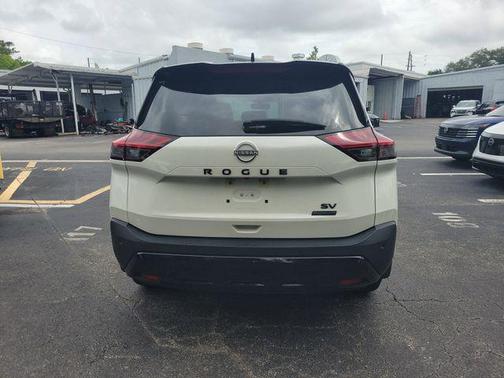 Pearl White Tricoat/Super Black 2023 Nissan Rogue SV