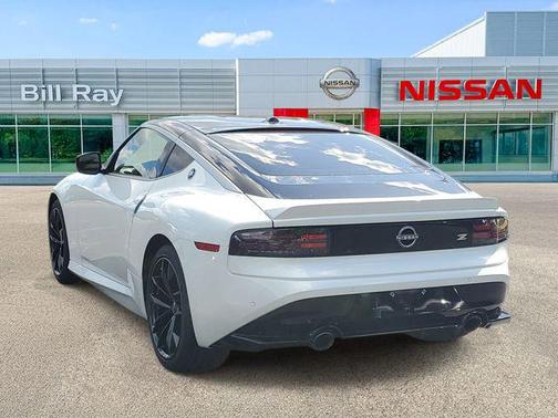 Everest White Pearl Tricoat/Super Black 2024 Nissan Z Performance Auto