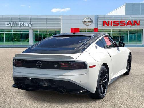 Everest White Pearl Tricoat/Super Black 2024 Nissan Z Performance Auto
