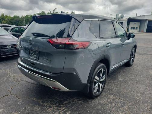 Pearl White Tricoat/Super Black 2023 Nissan Rogue Platinum