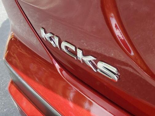 Scarlet Ember Tintcoat/Super Black 2024 Nissan Kicks SV
