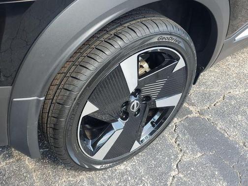 Super Black 2025 Nissan Kicks SR