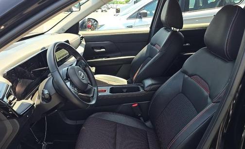 Super Black 2025 Nissan Kicks SR
