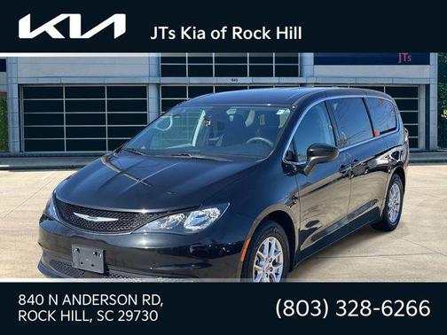 Brilliant Black Crystal Pearlcoat 2023 Chrysler Voyager LX