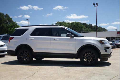 White 2018 Ford Explorer XLT