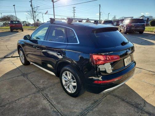 Photo 5 of 9 of 2020 Audi Q5 45 Premium
