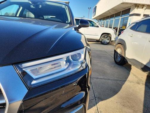 Photo 4 of 9 of 2020 Audi Q5 45 Premium