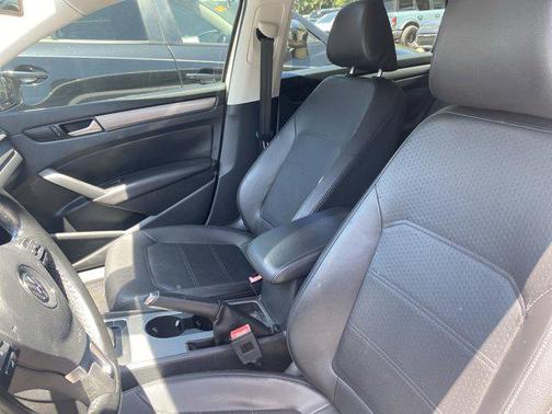 2014 Volkswagen Passat 1.8T Auto SE w/Sunroof & Nav