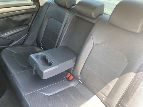2014 Volkswagen Passat 1.8T Auto SE w/Sunroof & Nav