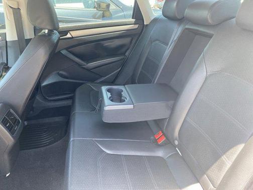 2014 Volkswagen Passat 1.8T Auto SE w/Sunroof & Nav