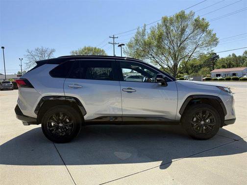 2022 Toyota RAV4 Hybrid SE