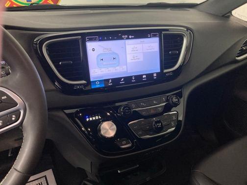 Diamond Black Crystal Pearlcoat 2025 Chrysler Pacifica L