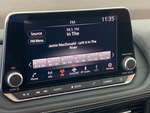 Pearl White Tricoat 2023 Nissan Rogue SV