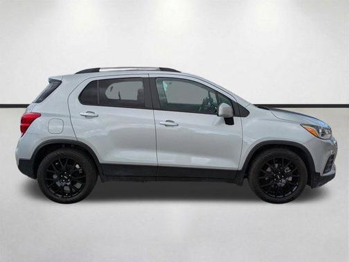 Silver Ice Metallic 2021 Chevrolet Trax LT