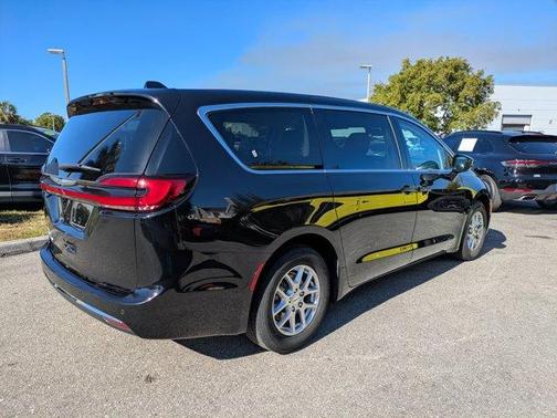 2024 Chrysler Pacifica Touring-L