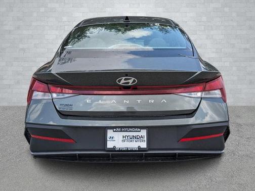 2025 Hyundai ELANTRA SE