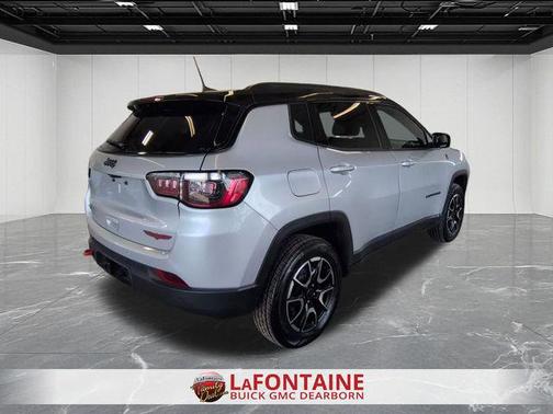 Silver Zynith Metallic Clearcoat 2025 Jeep Compass Trailhawk