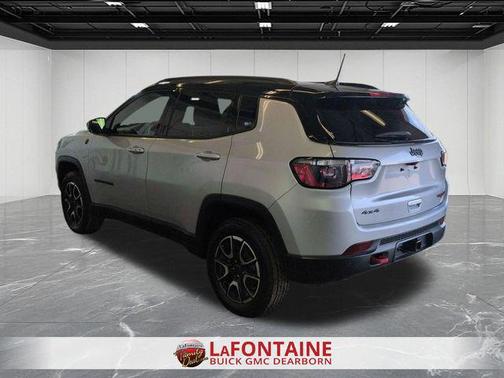 Silver Zynith Metallic Clearcoat 2025 Jeep Compass Trailhawk