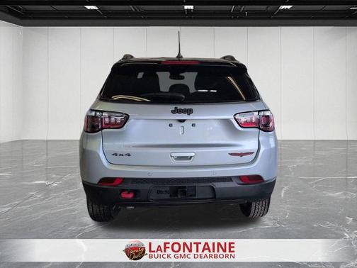 Silver Zynith Metallic Clearcoat 2025 Jeep Compass Trailhawk