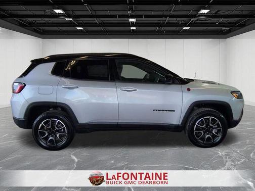 Silver Zynith Metallic Clearcoat 2025 Jeep Compass Trailhawk