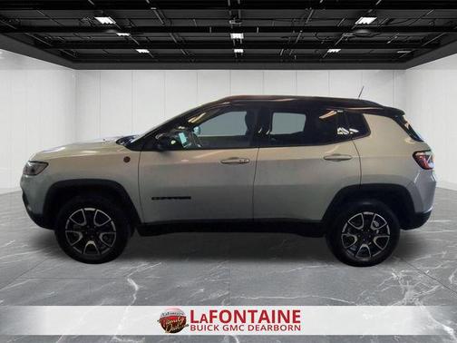 Silver Zynith Metallic Clearcoat 2025 Jeep Compass Trailhawk