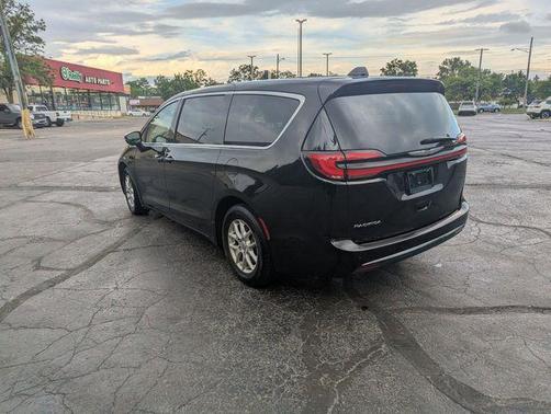 Brilliant Black Crystal Pearlcoat 2023 Chrysler Pacifica Touring L