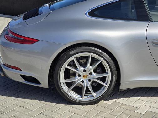 2018 Porsche 911 Carrera