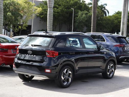 2022 Hyundai VENUE SEL