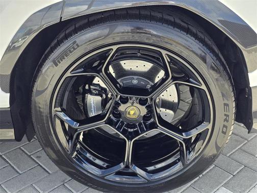 2024 Lamborghini Urus Performante