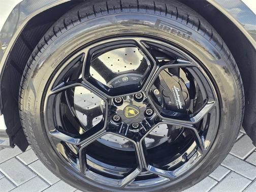 2024 Lamborghini Urus Performante