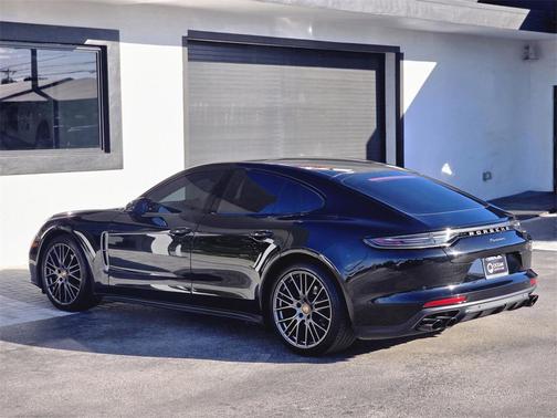 2023 Porsche Panamera Platinum Edition