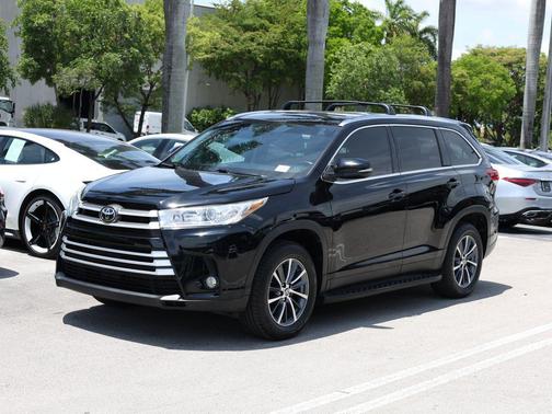 Midnight Black Metallic 2019 Toyota Highlander XLE