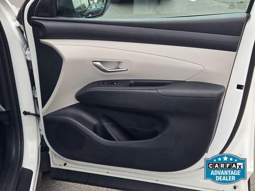 White Pearl 2025 Hyundai TUCSON SE