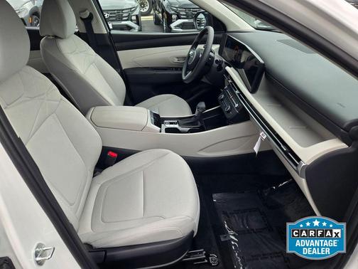 White Pearl 2025 Hyundai TUCSON SE