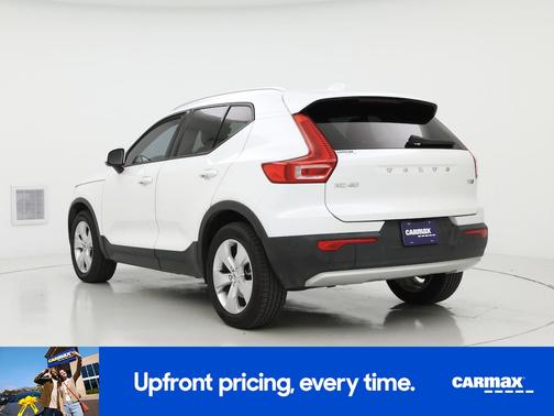 2022 Volvo XC40 T5 Momentum