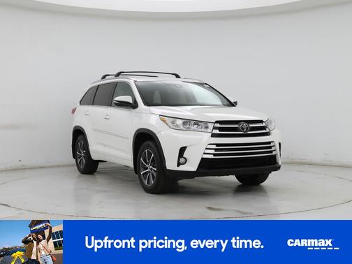 White 2017 Toyota Highlander XLE