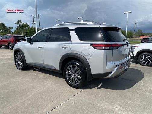 Brilliant Silver Metallic 2024 Nissan Pathfinder SL