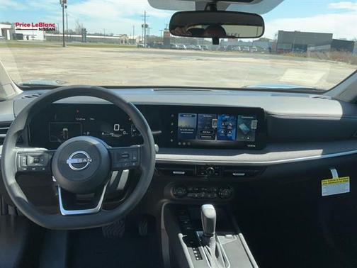 Canyon Bronze M 2026 Nissan Kicks SV