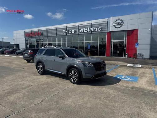 Boulder Gray Pearl 2023 Nissan Pathfinder Platinum