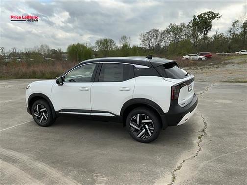 2t Wht Blk Roof 2026 Nissan Kicks SV