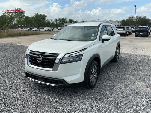 White 2024 Nissan Pathfinder SL