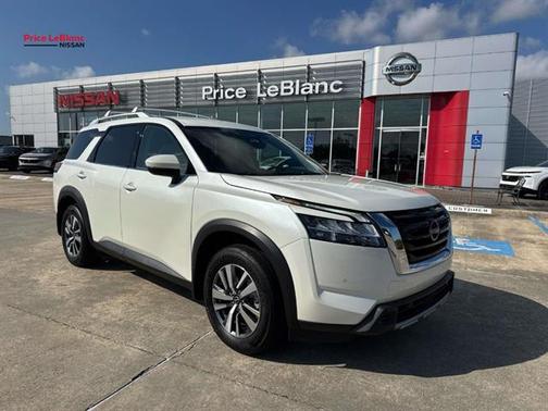 White 2024 Nissan Pathfinder SL