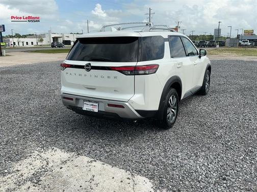 White 2024 Nissan Pathfinder SL
